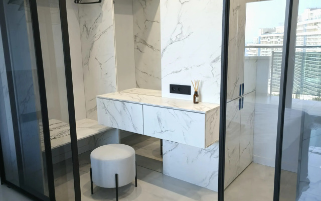 Stilnaya dvukhkomnatnaya kvartira s bolshoy terrasoy i vidom na more Flat