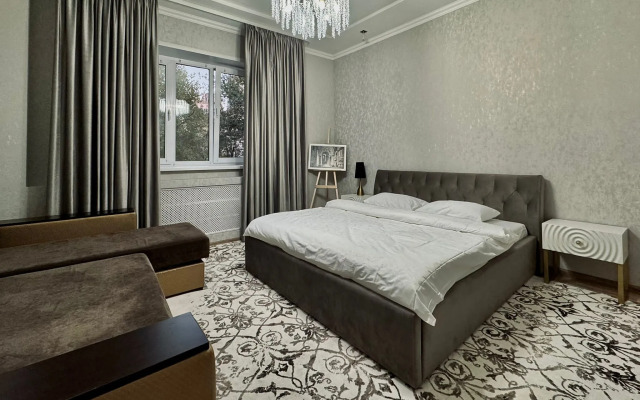 Belaya Trekhkomnatnaya Kvartira u Vokzala Apartments