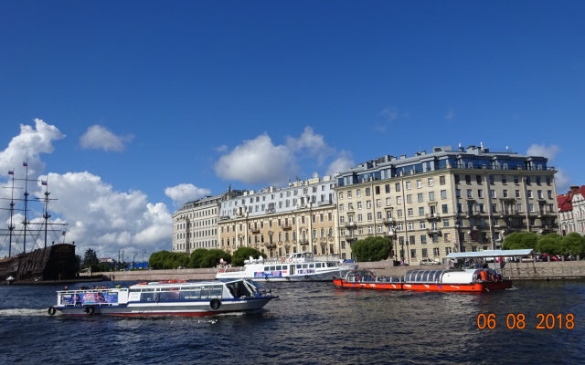 Belyij Begemot U Petropavlovki Apartments