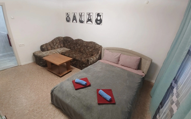 Tryokhkomnatnaya S Razdelnymi Spalnyami I Balkonom Flat