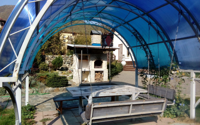 S Dvumya Apartamentami Chalet