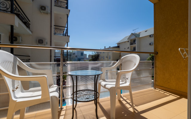 U Morya S Basseinom v Zhk Solnechnij apt22 Apartment