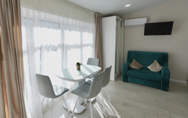 Studiya s panoramnymi oknami naprotiv otelya Mariott Flat