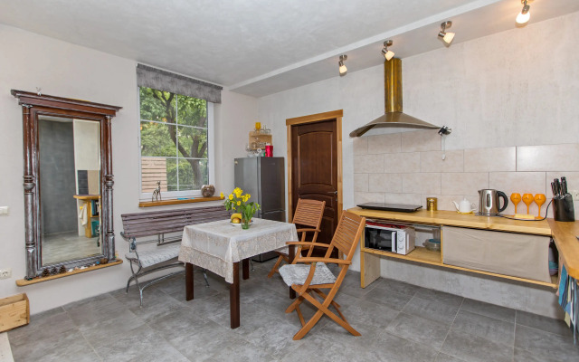 Na Sibiryakova 10 Private House