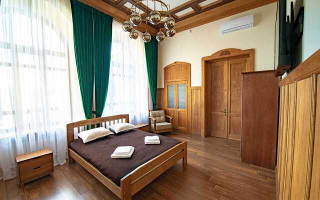 1915 Hostel