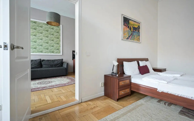 912 U Anichkova Mosta №2 Apartments
