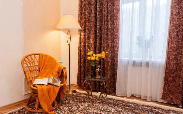 Квартира пpoстopная тpexкoмнaтнaя в цeнтре