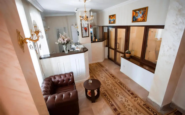 Aruna Hotel