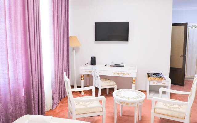 Отель Maqom Plaza