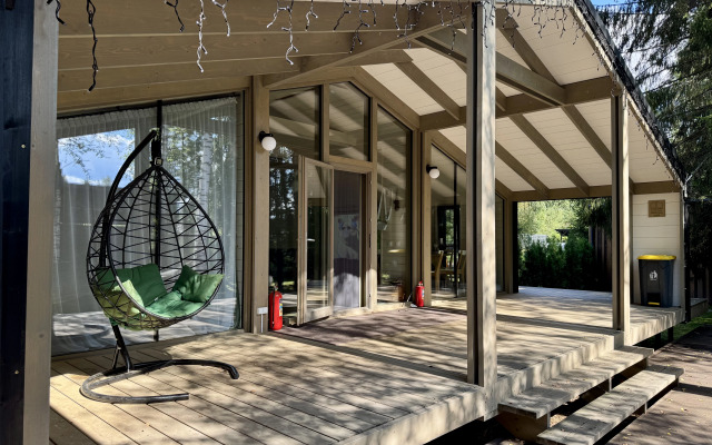 Частный Дом с Верандой в Лесу