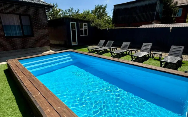 Частный дом Уютный с баней и большим бассейном