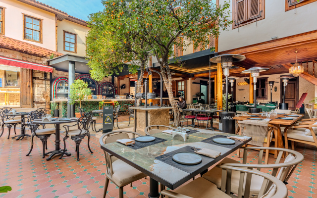 Belmondo Suites