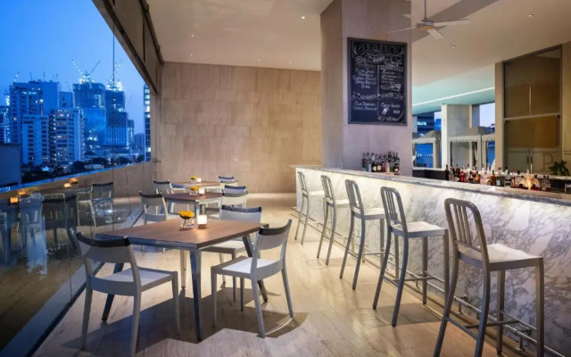 Отель Oriental Residence Bangkok