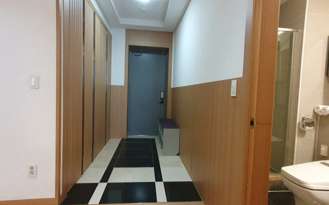 V Khayville Ryadom s Posolstvom Ssha Apartment