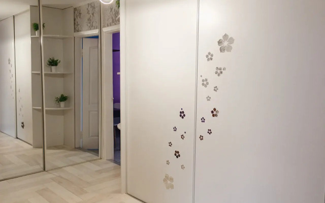 Bolshaya Uyutnaya Dvukhkomnatnaya Kvartira Flat