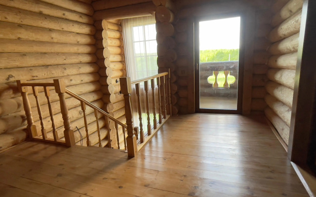 Uyutny dom v lesu u reki Private house