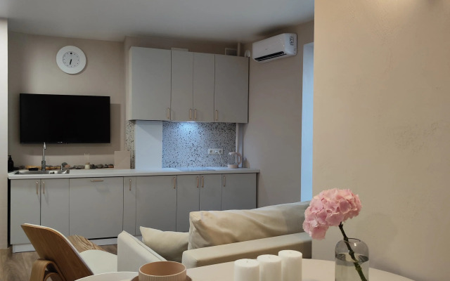 Dizaynerskaya dvushka u morya Flat