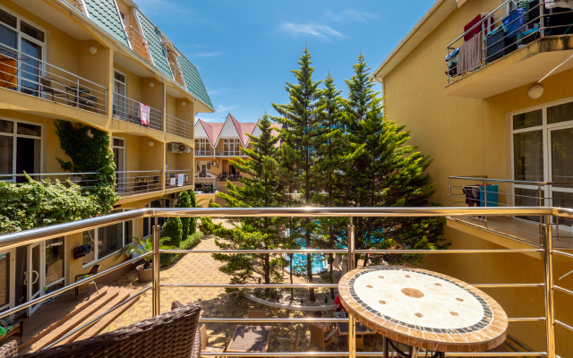 U Morya S Basseinom v ZhK Solnechnyij apt21 Apartment