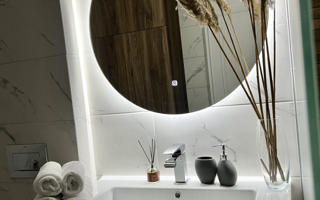 Sovremennaya Lakonichnaya Kvartira Ryadom S Fontanom I Skverom Geroyev Apartments