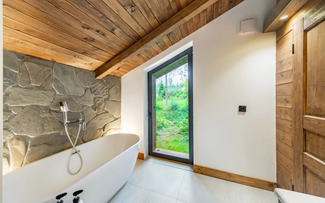 Шале с камином и джакузи в лесу