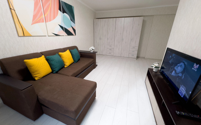 Na Vokzalnoy Ulitse 3-83 Flat