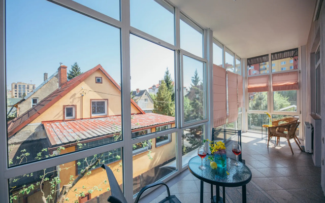 V Tsentre Goroda S Zelenym Sadom Private house