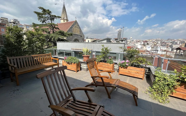 Jacuzzi across Bosphorus Apartments
