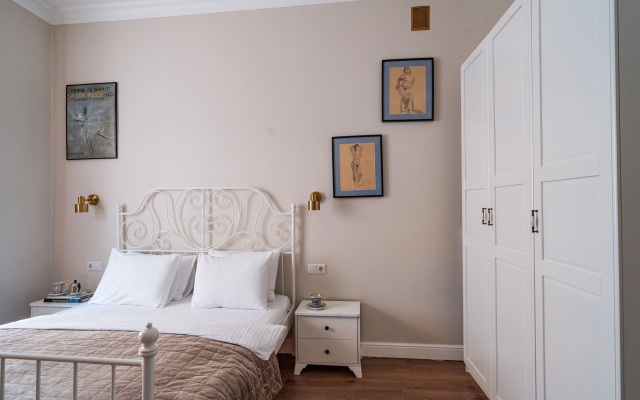 Апартаменты With XIX Century furniture