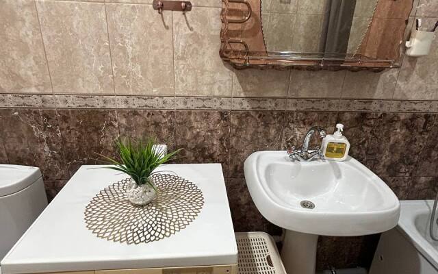 Evrodvushka S Vidom Na Goru Flat
