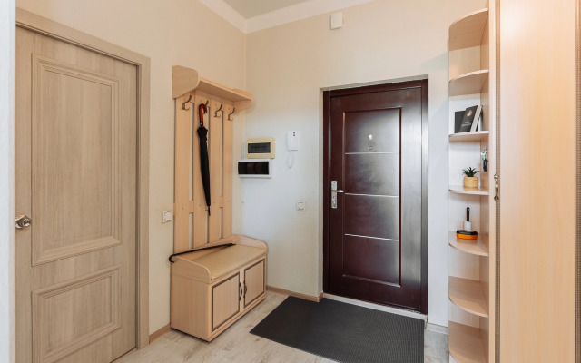 Dushevnaya, uyutnaya v parke na beregu ozera Flat