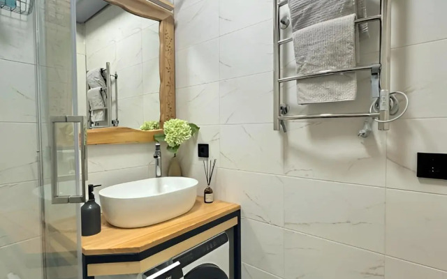 Частный дом с чаном в лесу