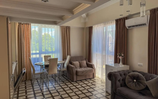 Dvukhurovnevaya v Imeritinskoy bukhte Flat