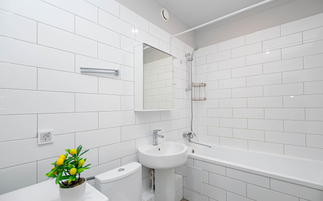 Svetlaya Shikarnaya Tryokhkomnatnaya Kvartira U Stolitsy Apartments