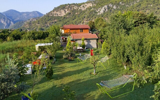 Flora Pansiyon Bed&Breakfast