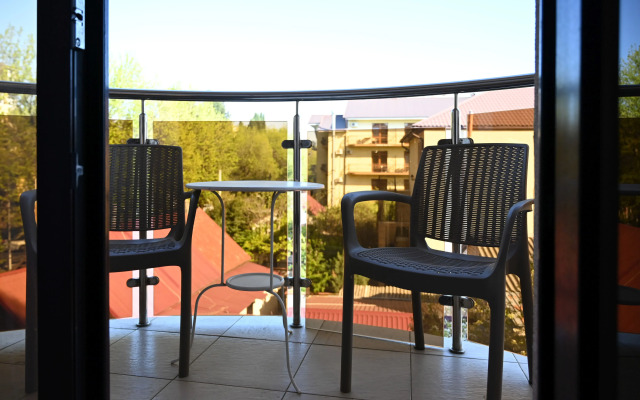 Shine House Hotel