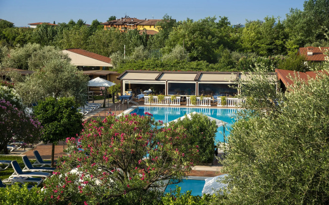 Отель Regina Del Garda Suite