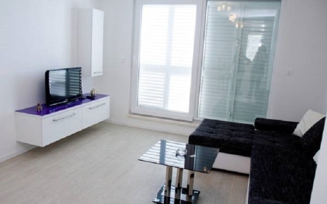 Spacious Beachfront Apartments Tanita