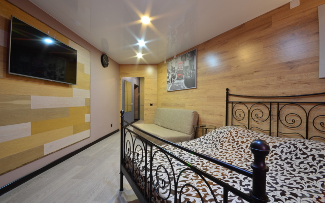Na Naberezhnoy Na 9 Chelovek Flat