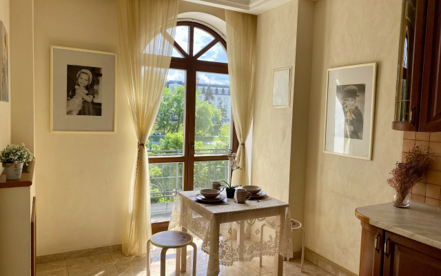 Апартаменты с французскими балконами на Чёрном озере