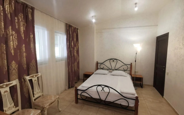Na Bolshevistskoy 5 Private House