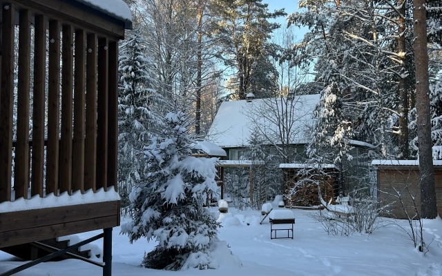 U Ozera S Terrasoy Sosnovy Dom Private house