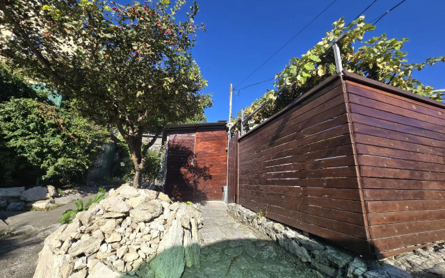 Квартира с собственным двориком в парке Цветник