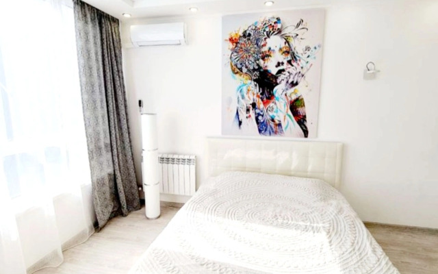 Uyutnaya Studiya S Kaminom V Novom Dome Flat