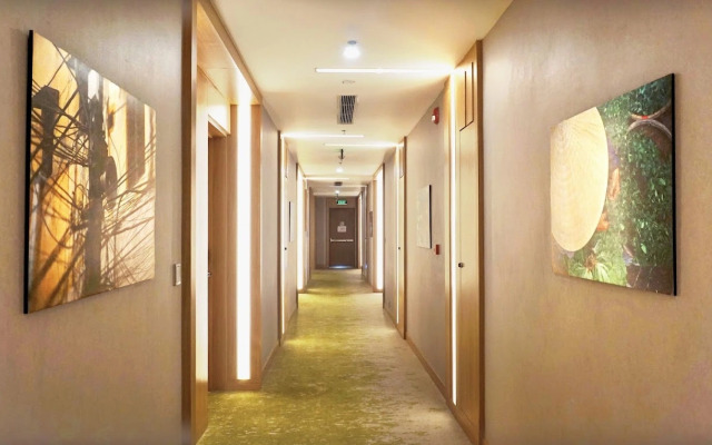 Holiday Inn & Suites Saigon Airport Hotel