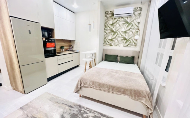 Svetlaya s dizajnerskim remontom okolo metro Apartment