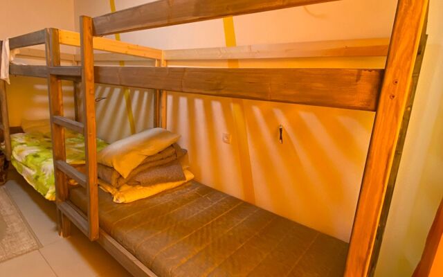 Na Lva Tolstogo 13 Hostel