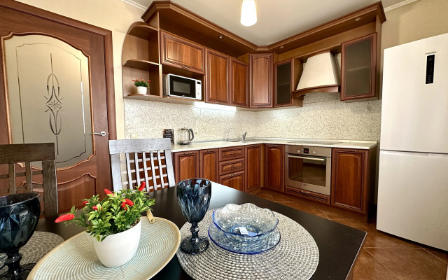 Aktiniya, Ryadom s TTS Mikhaylovskiy Apartments