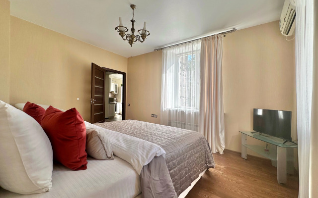 Na Allee Geroyev v Antichnom stile Apartments