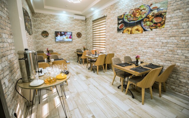 Leader Hotel