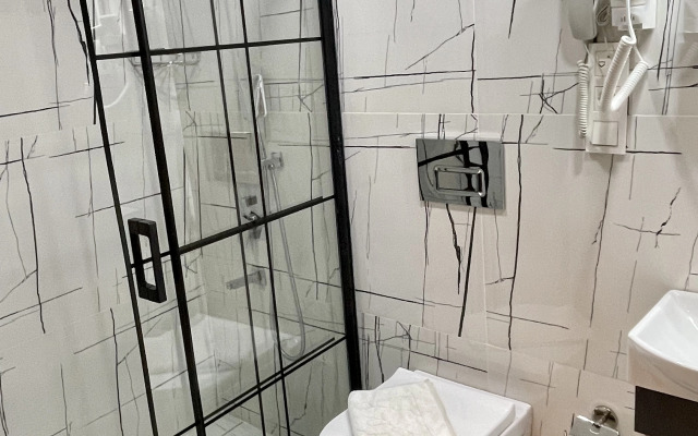 Отель Crowned Hotel